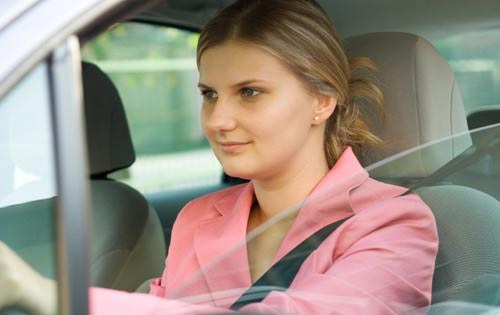 車を運転する女性を教える方法