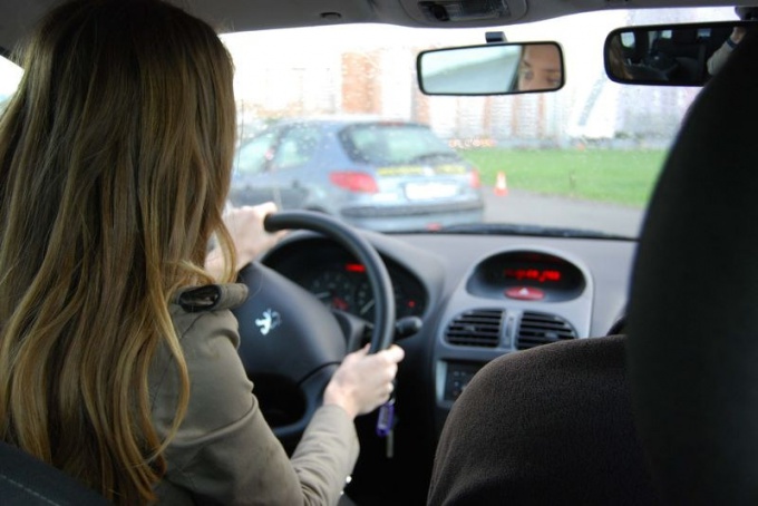 自信を持って運転する方法を学ぶ