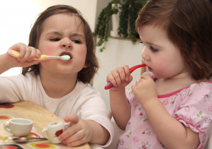 どのように歯磨き粉で自分の歯を磨く子供を教える