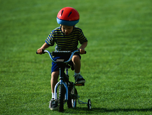 子供に自転車に乗るように教える方法