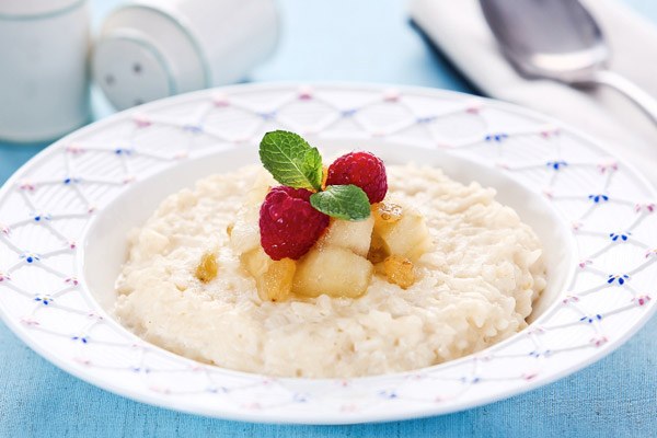 特に小さなお菓子の場合、ミルクお粥は果物を添え、ジャムを味付けしたり、甘いソースを注ぐ